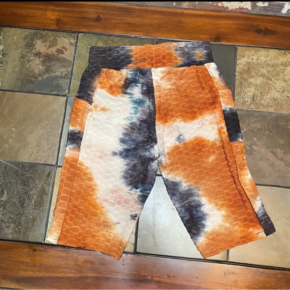 New Women’s active Tie dye biker shorts leggings size L/XL
New 
With side pocket - Picture 3 of 3